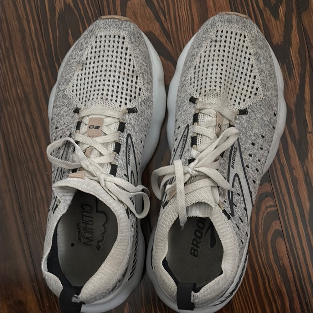 Brooks Stealthfit Women size 8.5 Gray and White Running Shoes